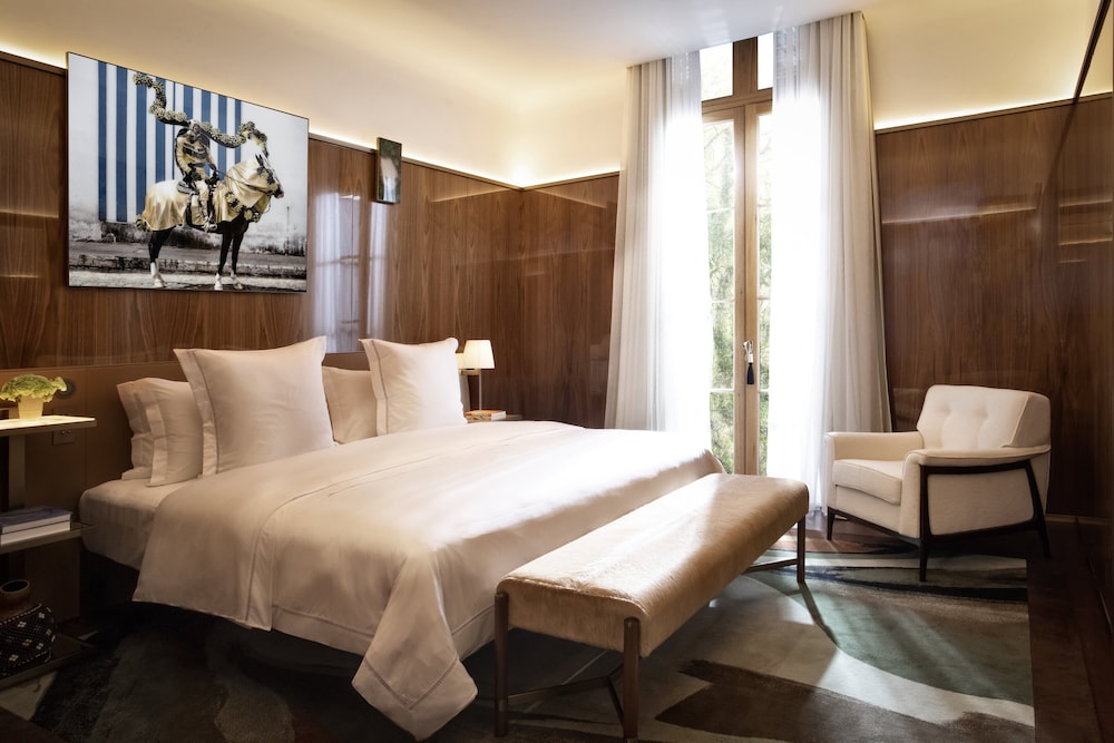 Premier Room, 1 King Bed - Photo 5