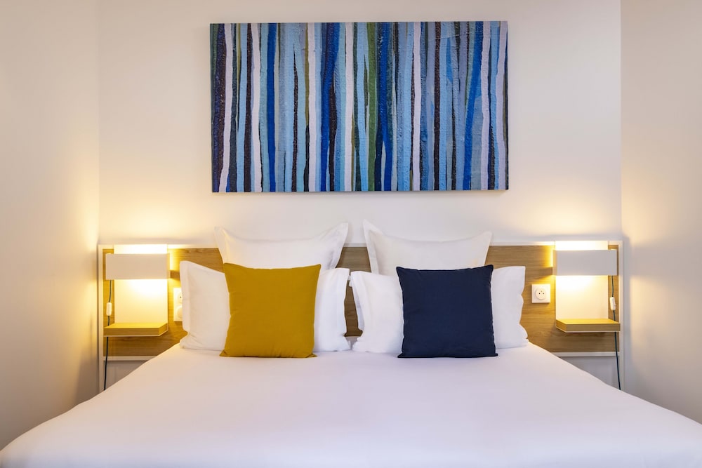 Superior Double Room thumbnail 6