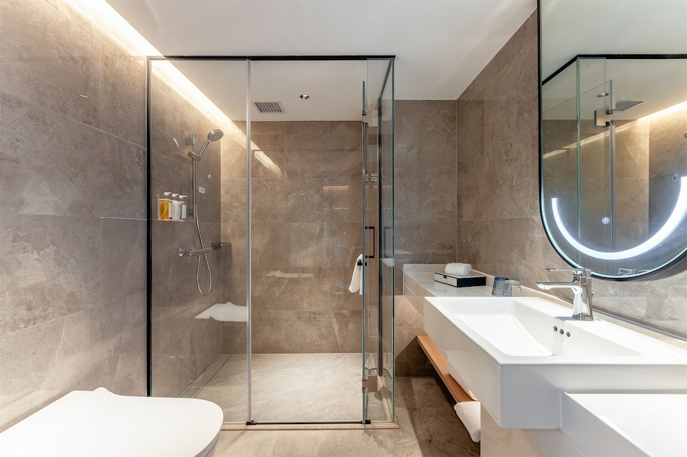 Premium Room, 1 Queen Bed, River View (High Floor) - Photo 2