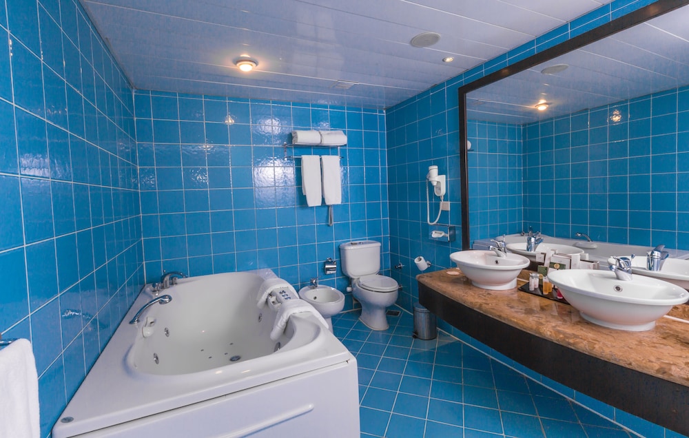 Standard Double or Twin Room, Sea View (King) - Photo 6
