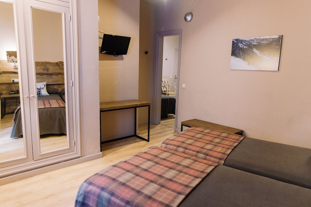 Family Room, 2 Bedrooms photo 2