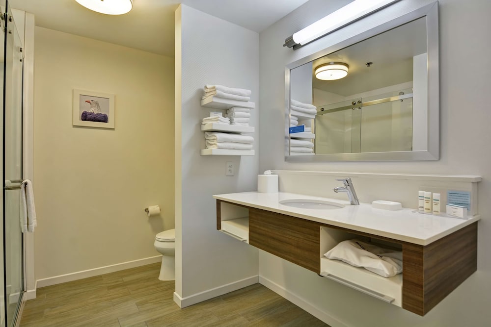 Room, 1 King Bed, Refrigerator & Microwave