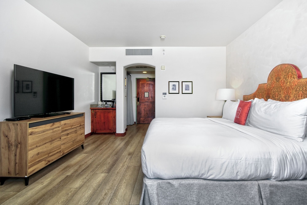 Deluxe Room, 1 King Bed (Pet Friendly) - Photo 3