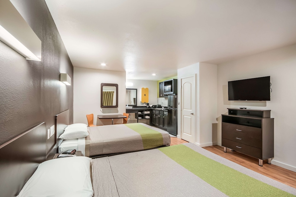 Deluxe Room, 2 Queen Beds, Non Smoking, Kitchenette - Photo 10