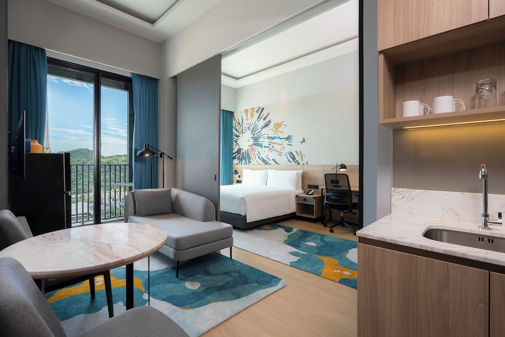Suite, 1 King Bed, Balcony - Photo 3