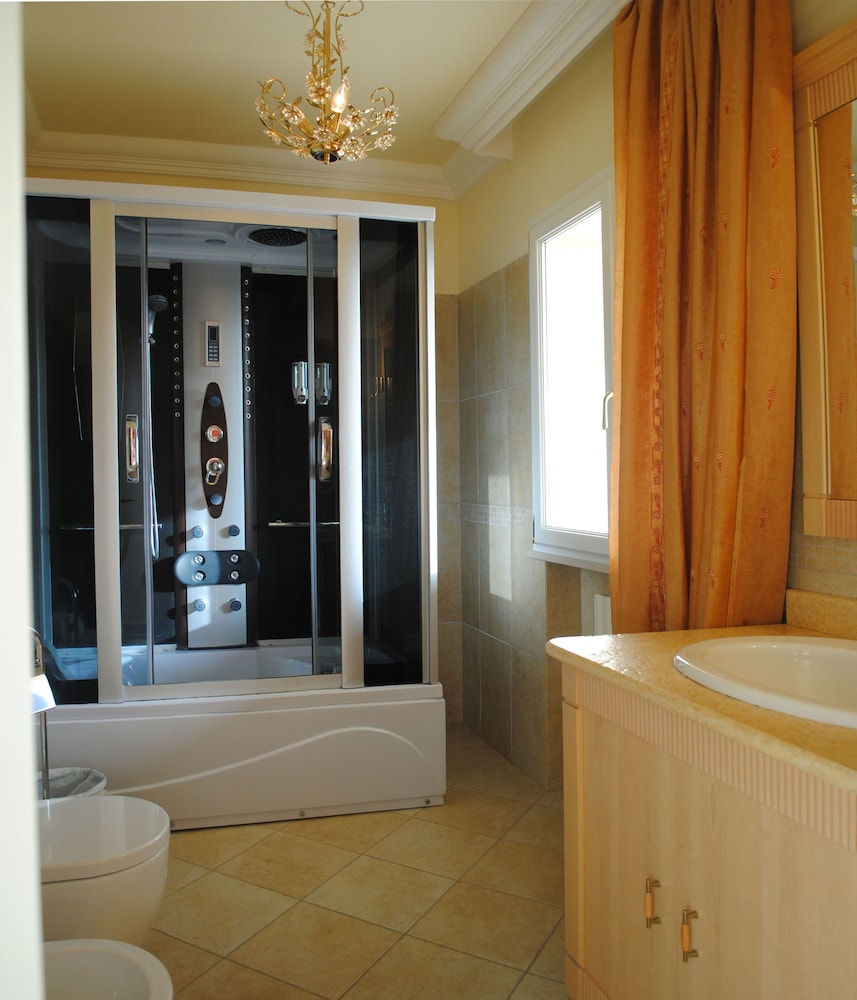 Deluxe Studio Suite, 5 Bedrooms, Accessible, Pool View (Children Up To 12 Free) photo 2
