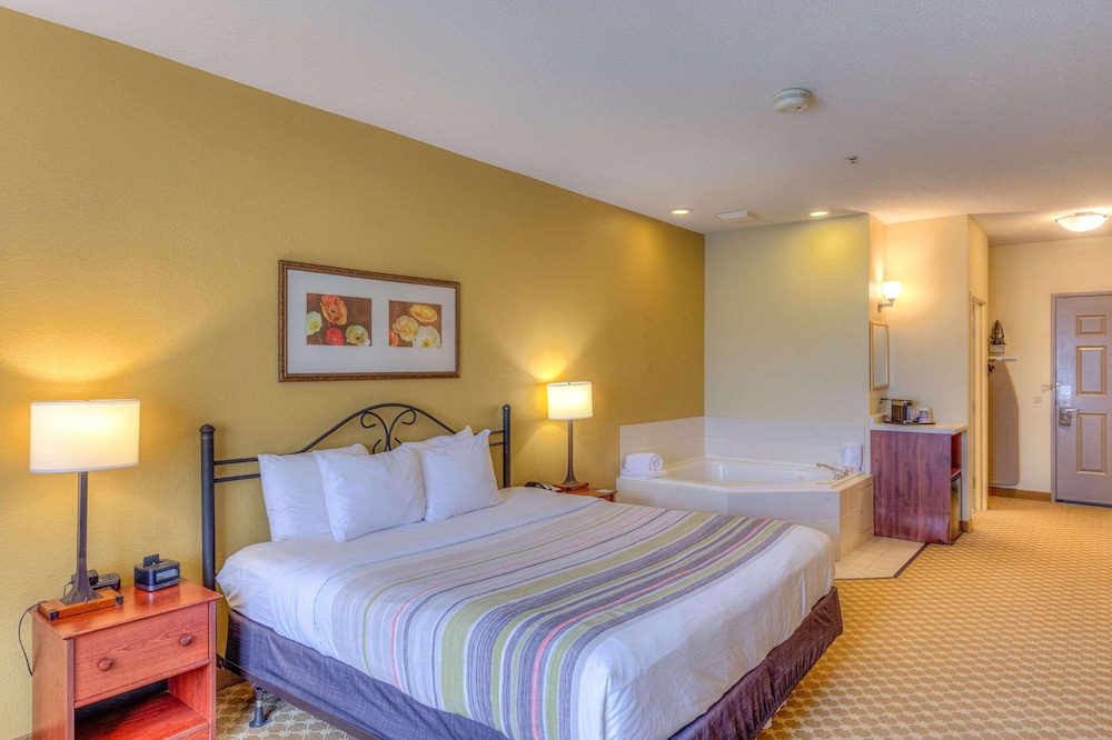 Suite, 1 King Bed, Non Smoking, Jetted Tub - Photo 2