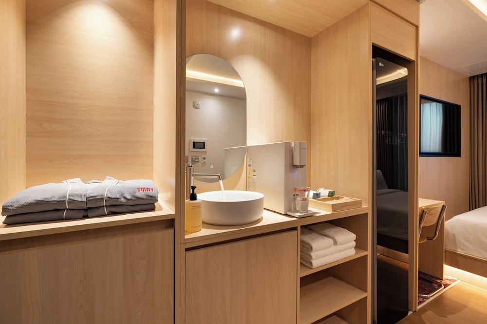 Signature Double Room, 1 King Bed photo 2