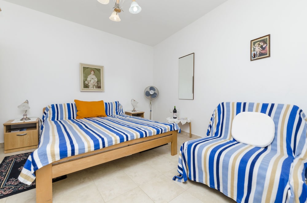 Room (S1) photo 2