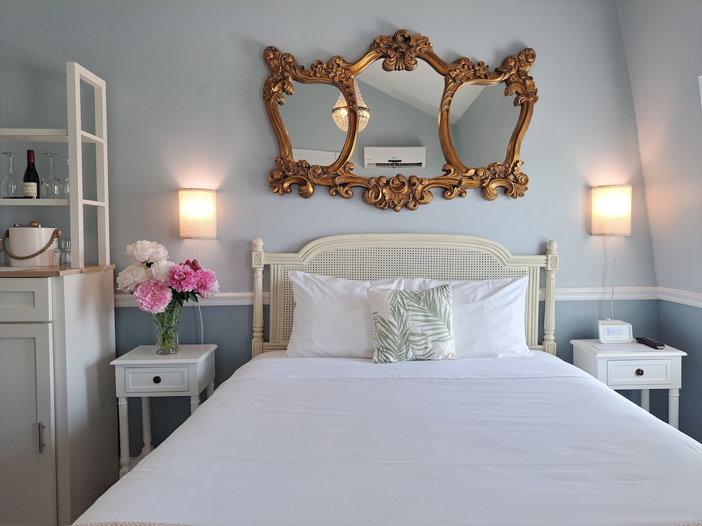 Standard Room, 1 Queen Bed photo 2