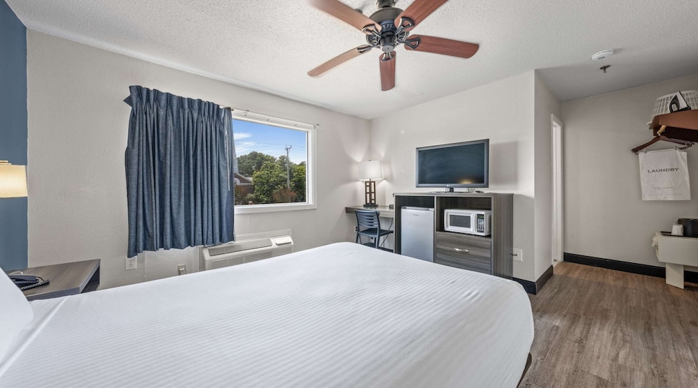 Standard Room, 1 Double Bed, Non Smoking, Refrigerator & Microwave (Small Room) - Photo 2