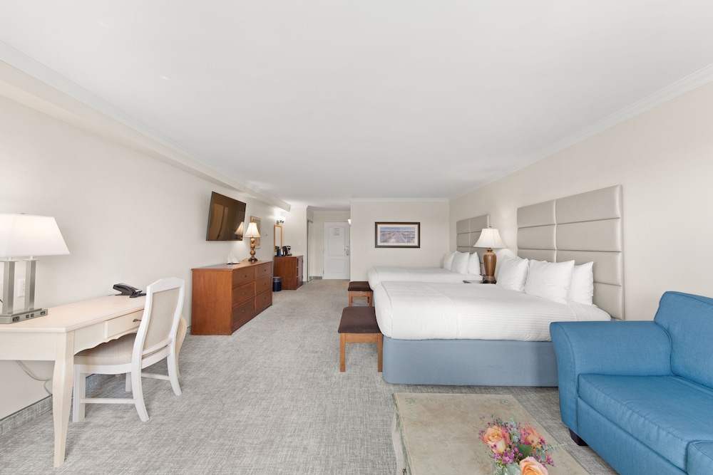 Suite Sized Double Queen Rehoboth Ave. with Tub
