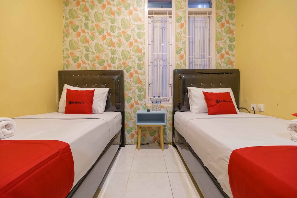 Twin Room (Reddoorz) - Photo 1