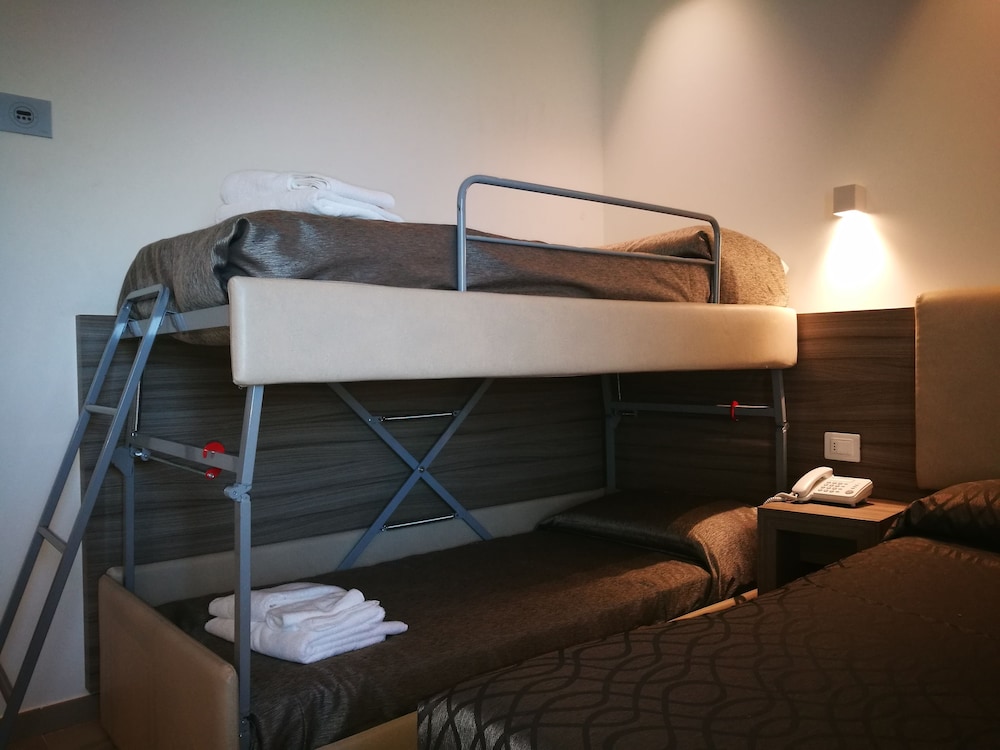 Superior Quadruple Room, 1 Bedroom, City View, Tower photo 3