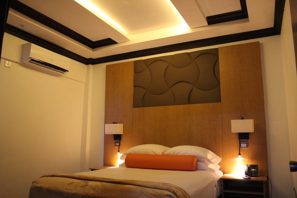 Main Deluxe Queen Junior Suite photo 1