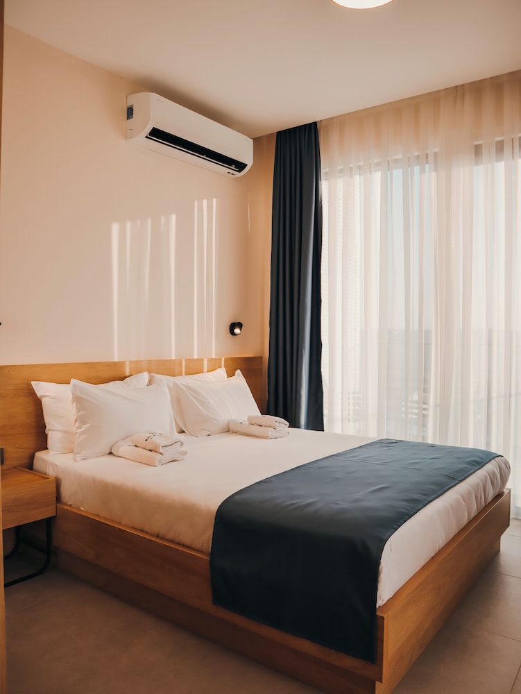 Comfort Studio, 1 Queen Bed, Balcony, Garden View photo 3