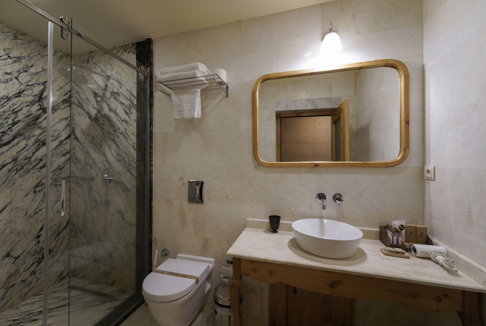 Stone Deluxe Room with Balcony - Photo 10