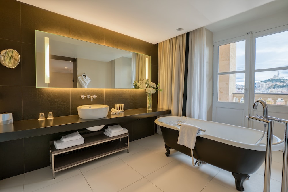 Premium Room, 1 King Bed, Terrace (La Bonne Mere View) photo 3