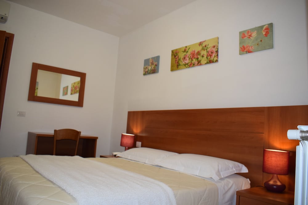 Double or Twin Room, Private Bathroom photo 2