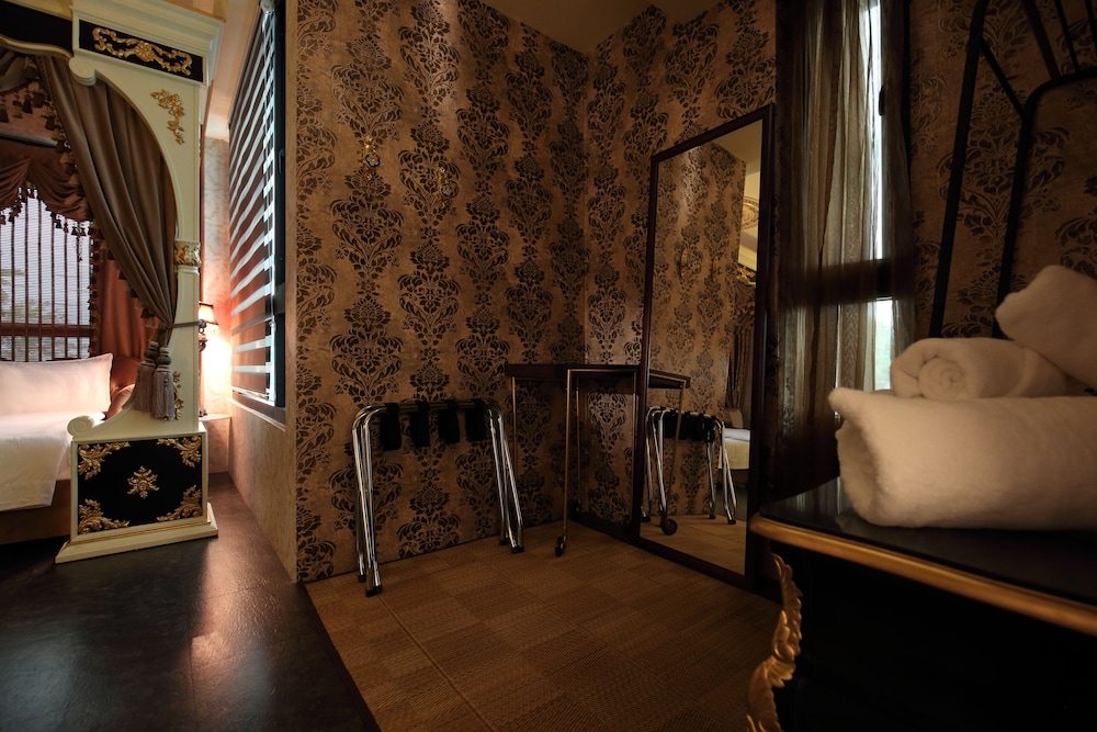 Deluxe Quadruple Room, 1 King Bed with Sofa bed, Bathtub, Garden View(No pets allowed) photo 2