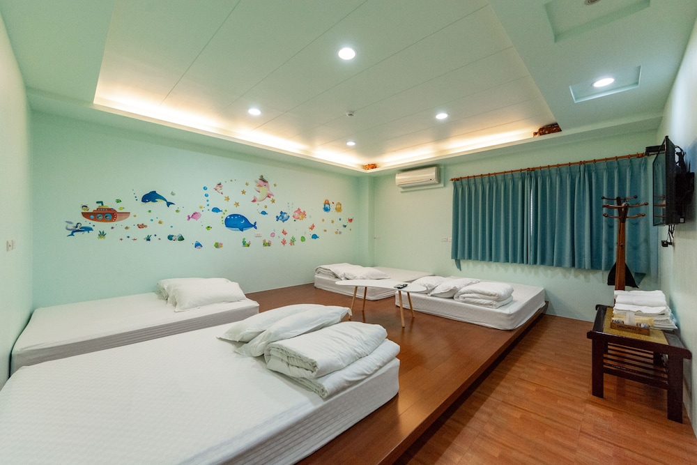 Basic Studio, Multiple Beds photo 1