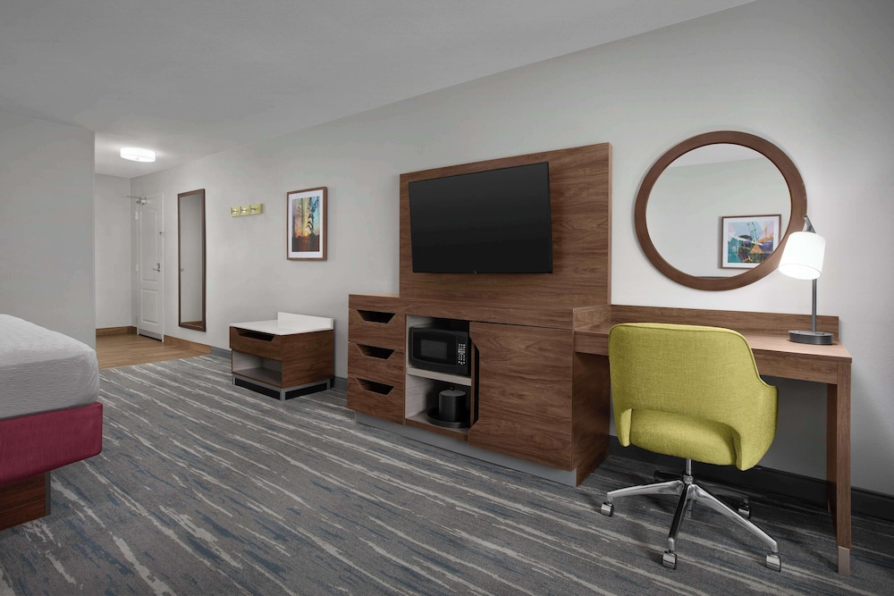 Deluxe Room, 1 King Bed, Non Smoking - Photo 3