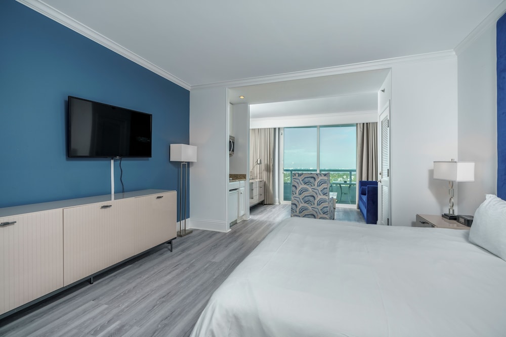 Basic Studio, 1 King Bed with Sofa bed, Non Smoking, Bay View