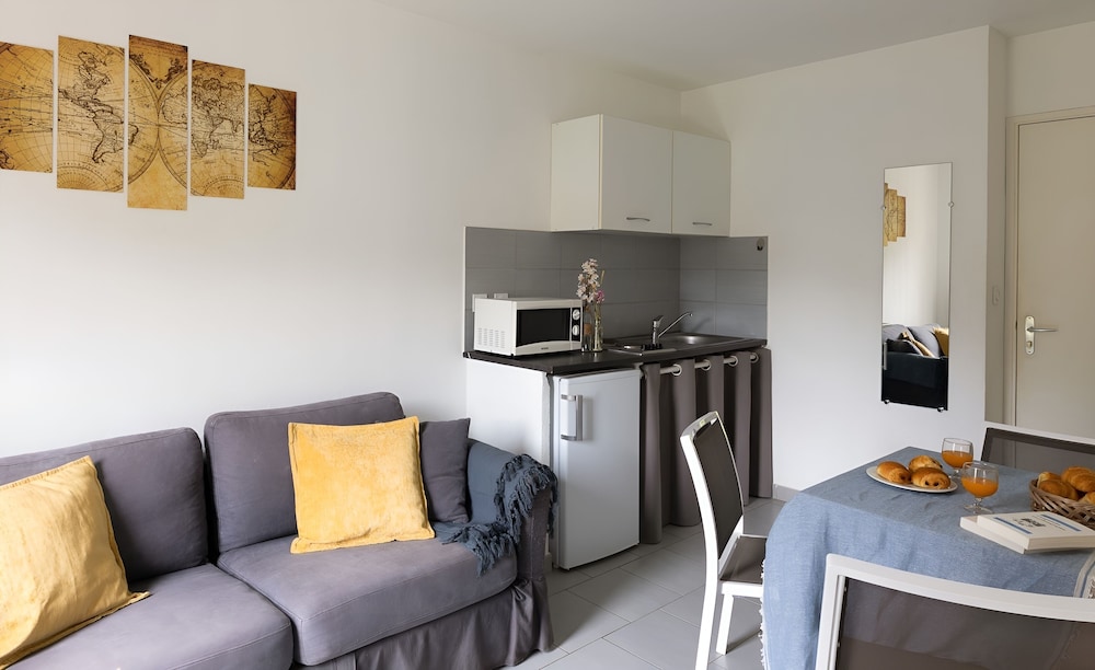 Apartment, 1 Queen Bed, Kitchen, Garden Area photo 3