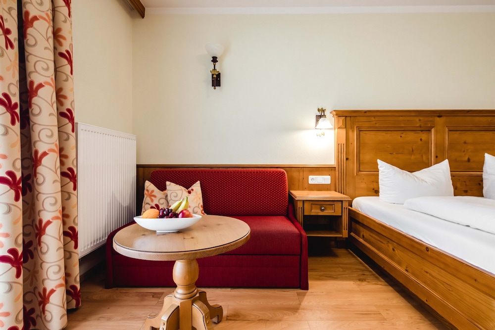 Quadruple Room, 1 Queen Bed with Sofa bed, Non Smoking photo 3