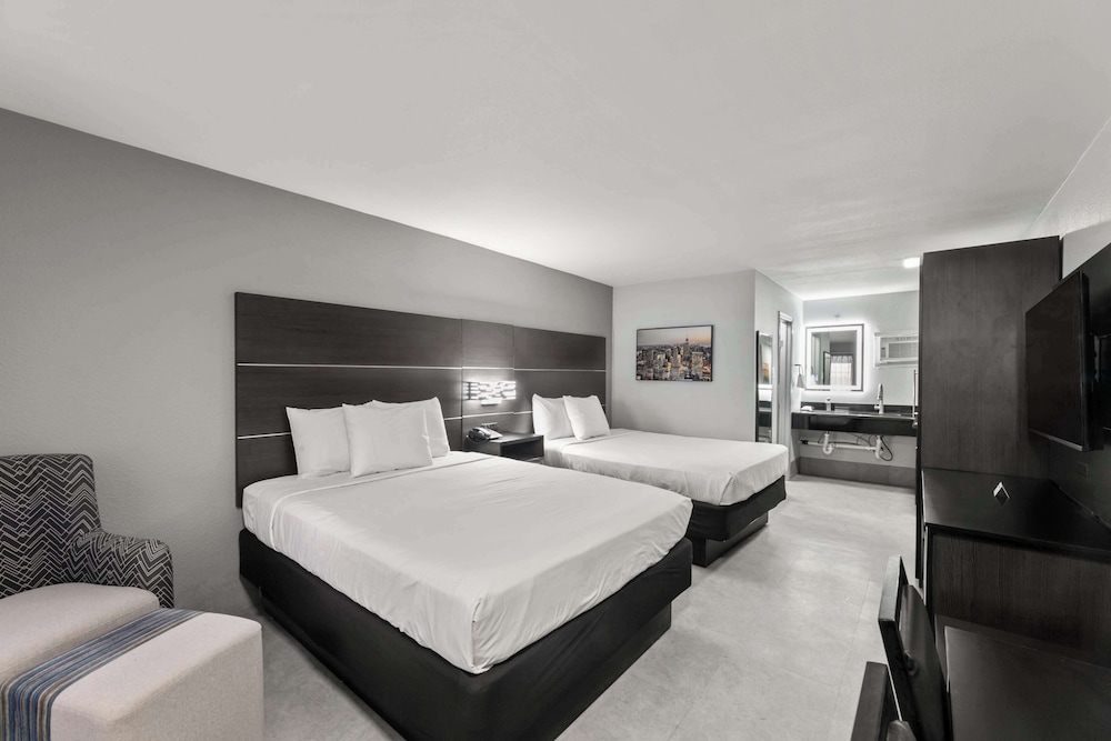 Room, 2 Queen Beds photo 2