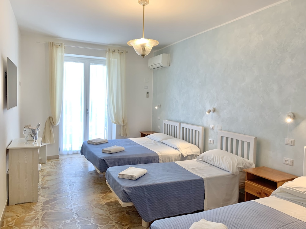 Standard Quadruple Room, Terrace, Sea View