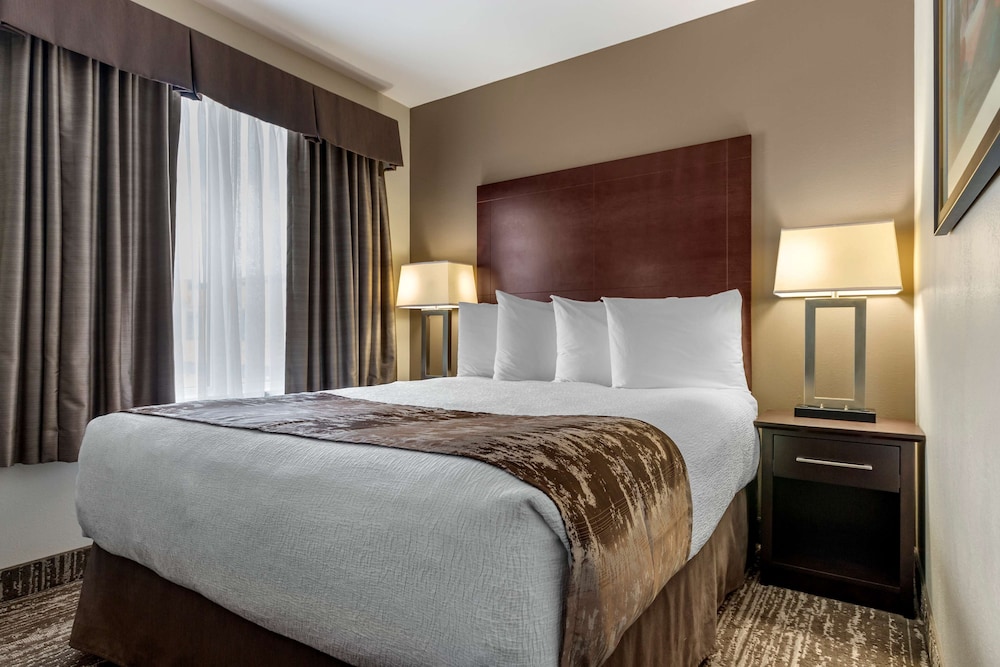 Suite, 1 Queen Bed, Non Smoking, Refrigerator & Microwave (Pet Friendly) - Photo 1