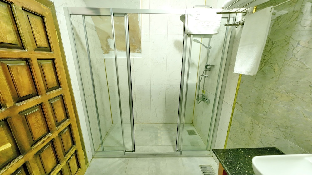 Standard Double or Twin Room - Photo 5