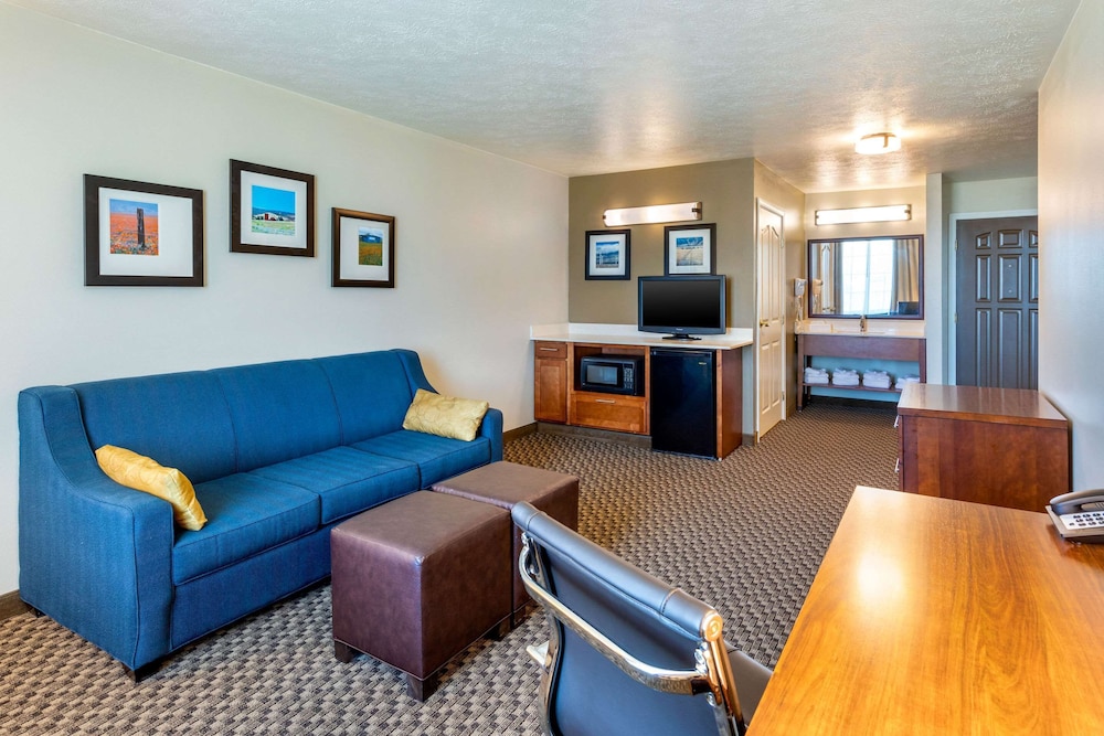 Suite, 1 Queen Bed with Sofa bed, Non Smoking (Upgrade) - Photo 2