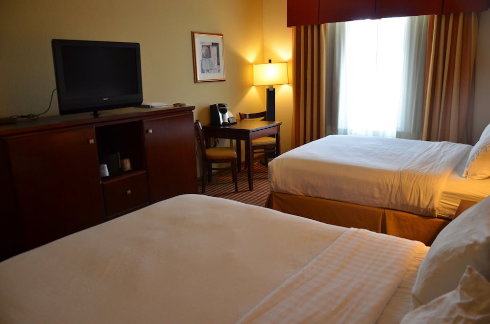 Standard Room, 2 Queen Beds - Photo 1