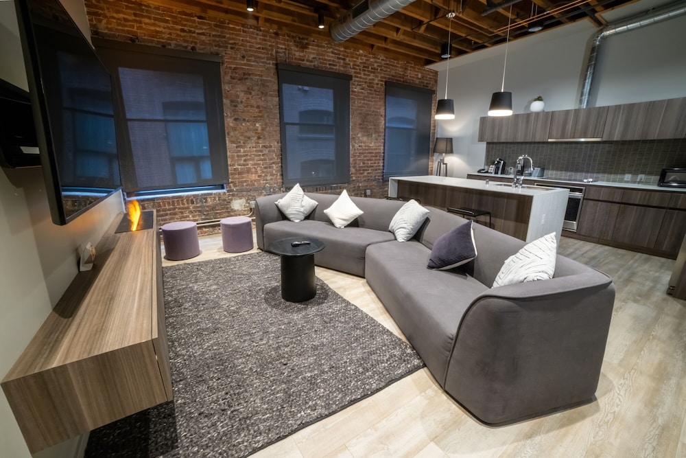 Montvale Signature Suite - Photo 1