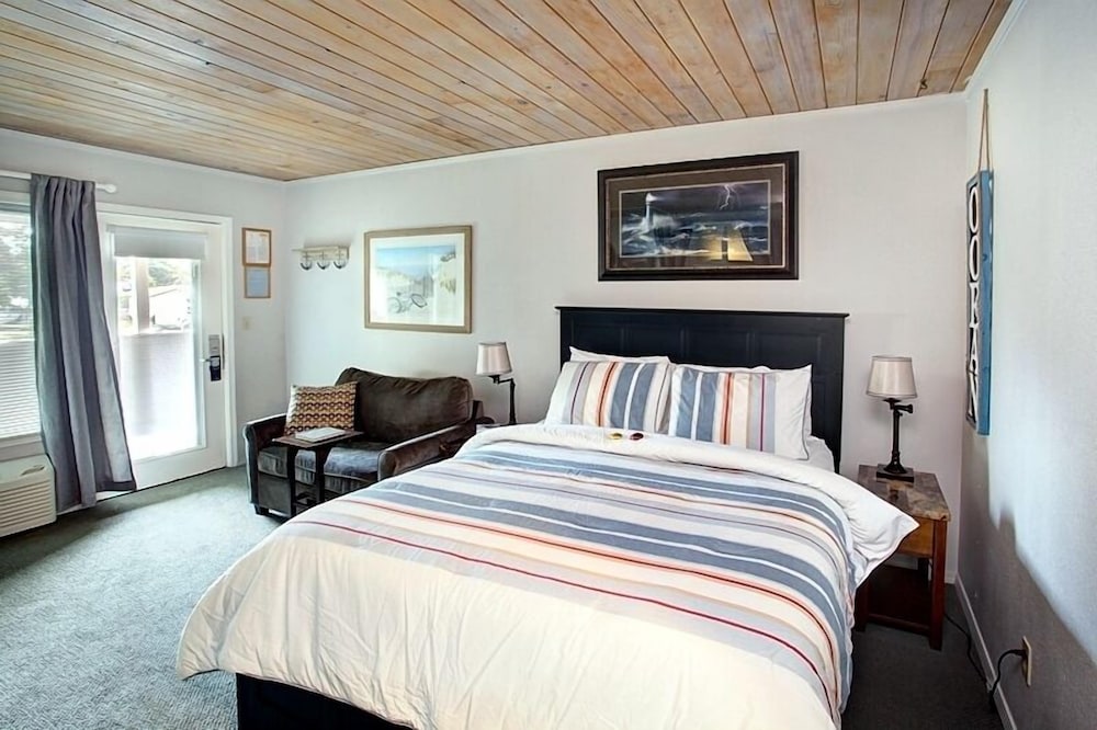 Room, 1 Queen Bed, Pool View, Pet Friendly