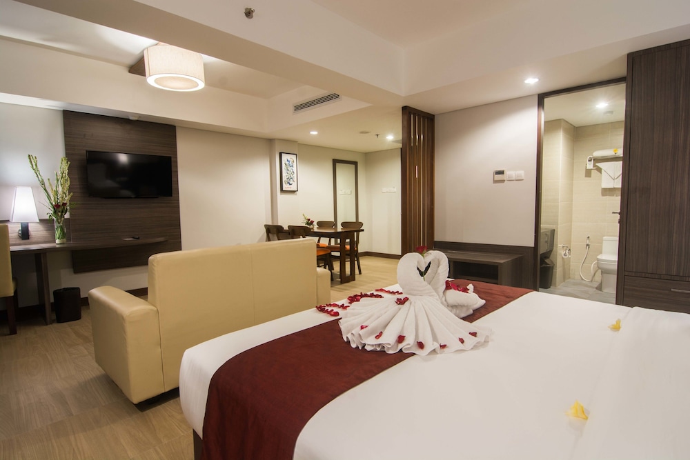 Suite, 1 King Bed photo 3