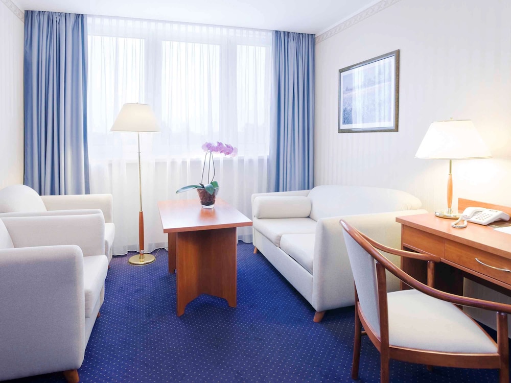 Deluxe Suite, 1 King Bed with Sofa bed - Photo 2