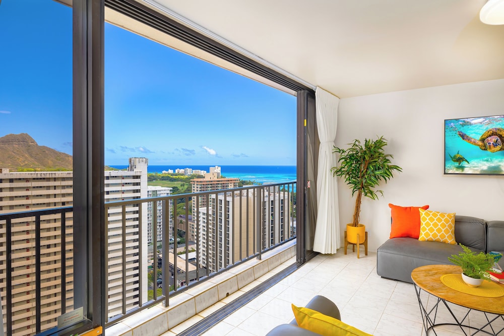 Diamond Head and Ocean views with King Bed and Parking: Romantic Suite, 1 Bedroom, Balcony, Ocean View (0108) photo