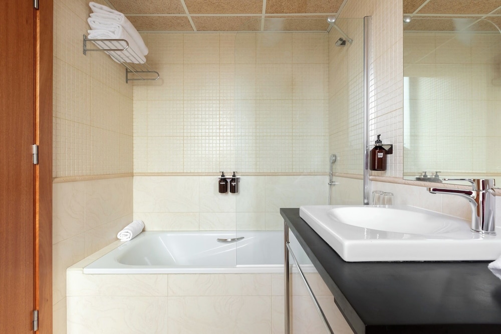 Standard Double or Twin Room - Photo 7