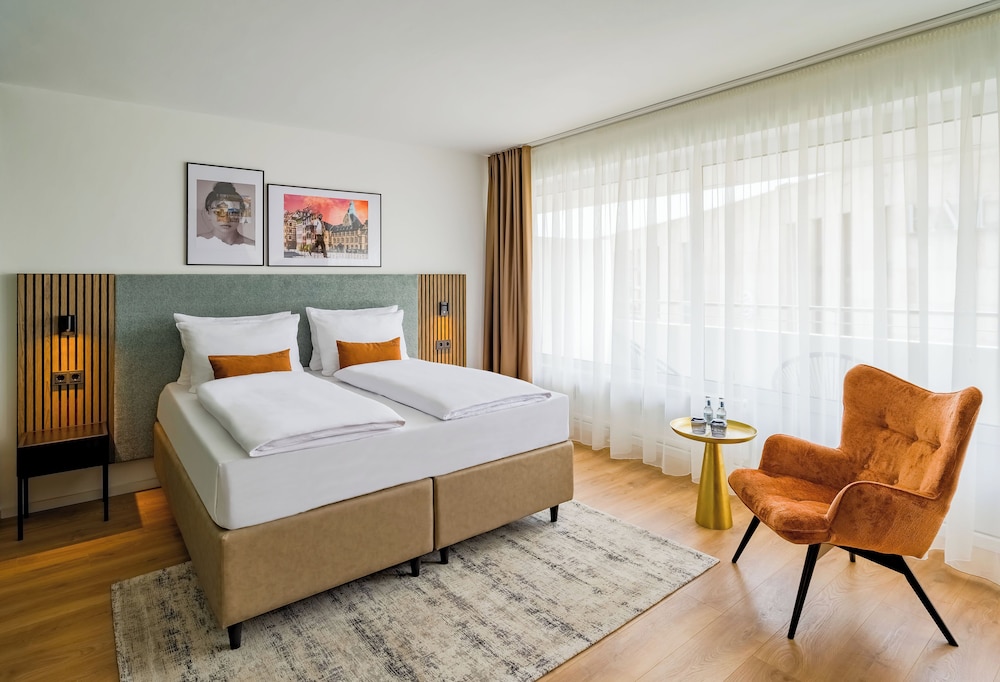 Business Room, 1 King Bed, Balcony - Photo 1