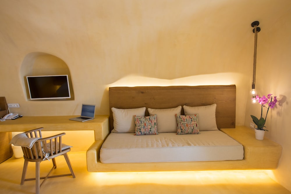 9 Deluxe Cliff Cave Suite (Indoor Massage Pool) - Photo 4