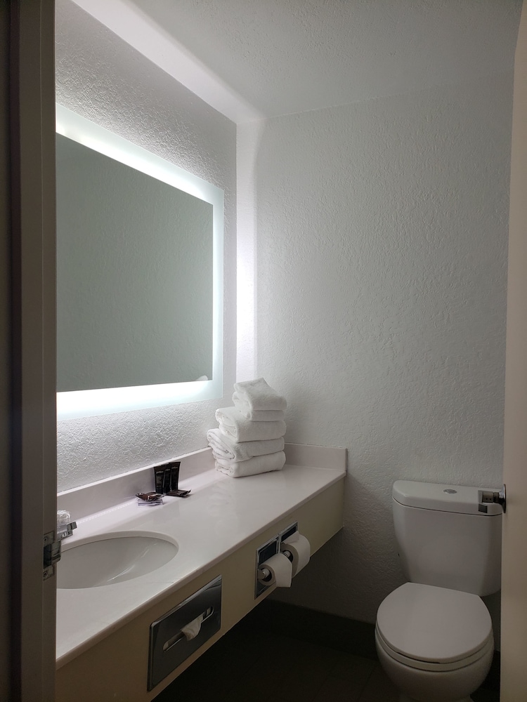 Room, 1 King Bed, Non Smoking - Photo 2