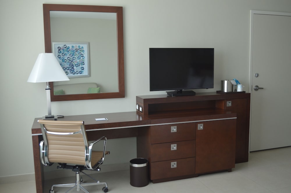 Room, 1 Queen Bed with Sofa bed, Refrigerator photo 3
