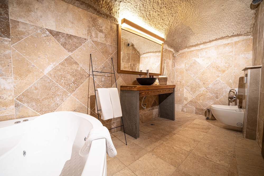 Traditional Suite, Jetted Tub - Photo 7