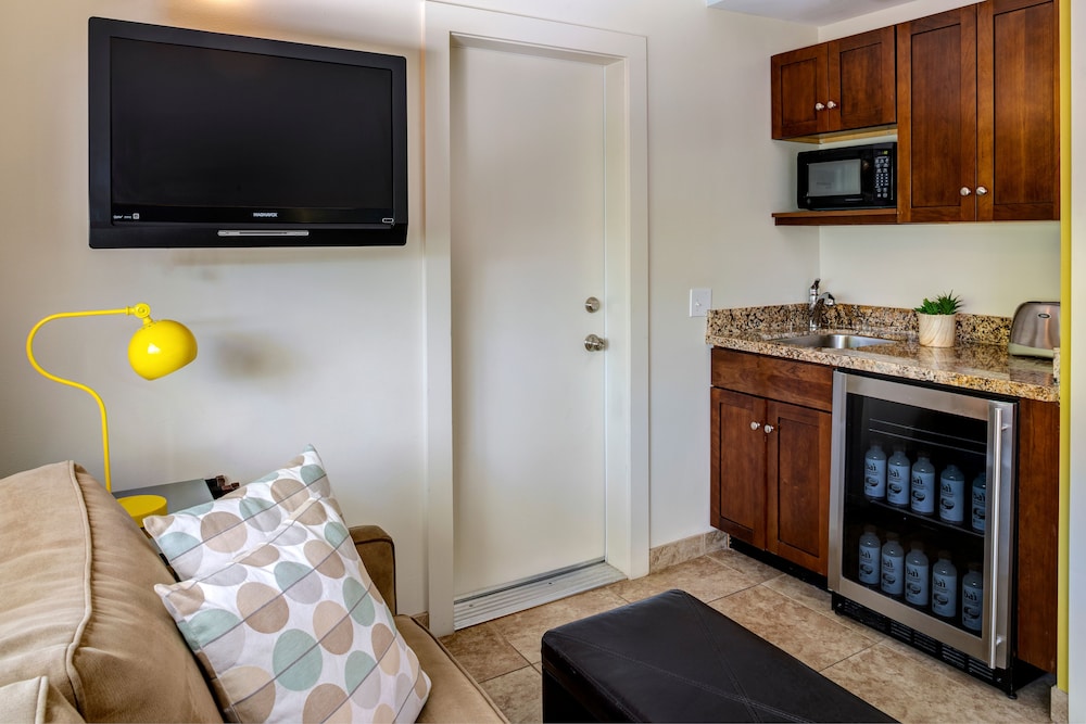 Classic Studio Suite, 2 Queen Beds photo 3