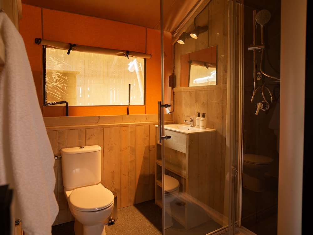 5 persons wooden lodge