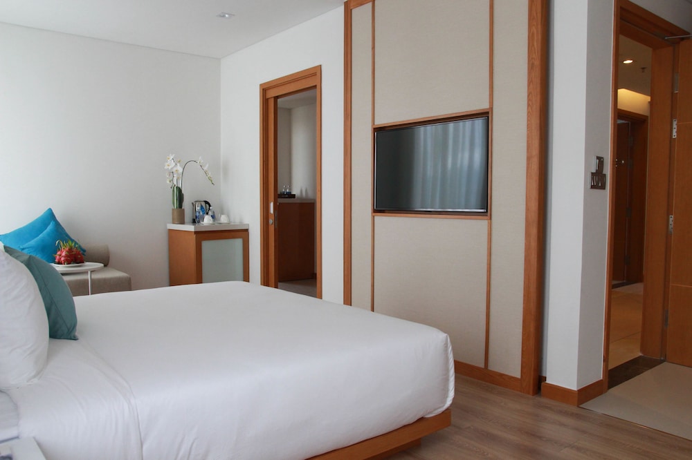 Grand Suite, 2 Bedrooms, Balcony, Ocean View ( Daily Laundry Inclusive) photo 1