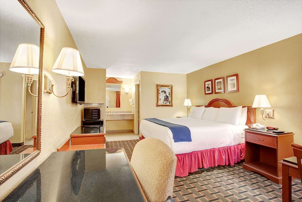 Room, 1 King Bed, Accessible - Photo 3